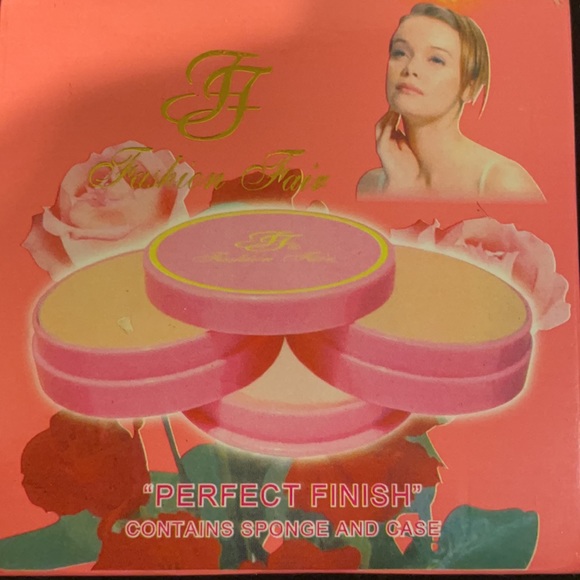 Fashion Fair Perfect Finish press powder - Picture 5 of 11